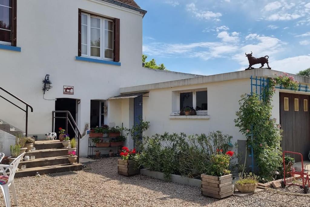 Les Noyers Monestois Entre Cher Et Canal De Berry Mennetou-sur-Cher Exterior photo